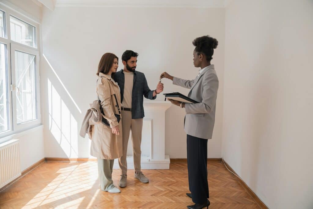 landlord handing over keys